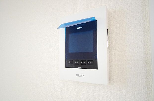 来訪者を映像と音声で確認可能なので、煩わしいセールスにも住戸内で対話可能です。