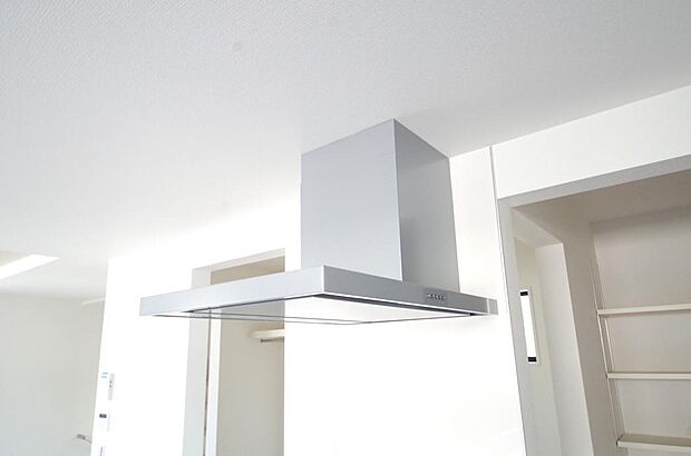 キッチン上部には、ブーツ型の照明付きのレンジフードが標準装備されております。