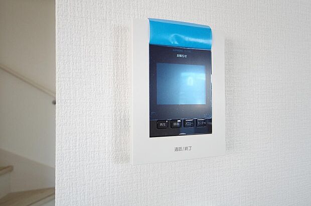 来訪者を映像と音声で確認可能なので、煩わしいセールスにも住戸内で対話可能です。
