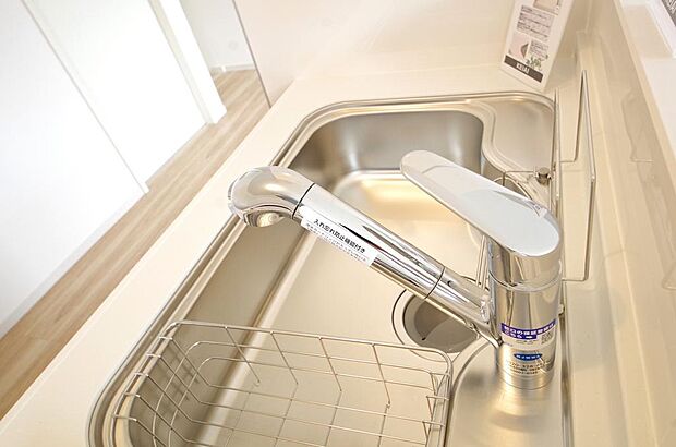 キッチンの水栓はホースが伸びますので、大きな鍋も楽に洗う事が出来ます。浄水器もビルトインです。
