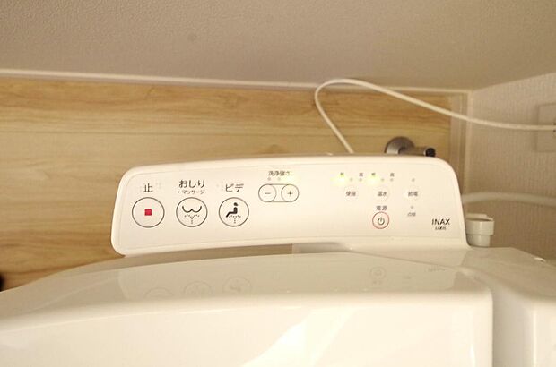 ウォシュレット機能 暖房便座は必需品です。1階 2階の両方のトイレに付いてます。