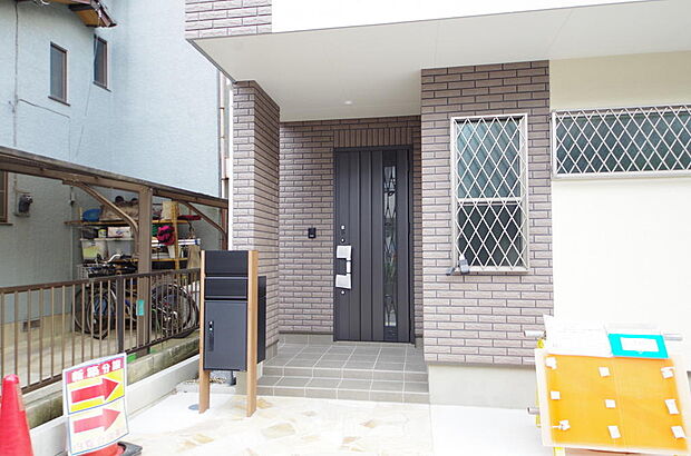 玄関はいわばその邸宅の顔です。だからこそ、迎賓のためにしつらえを細部まで施しました。