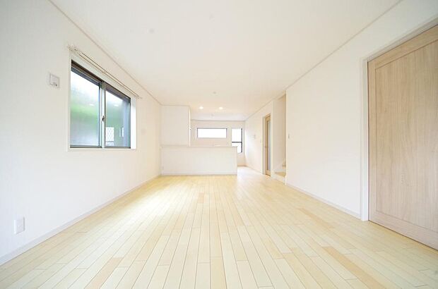 明るい陽光が差し込み開放的なリビング ダイニングを演出し、ゆとりある空間はご満足いただけます。