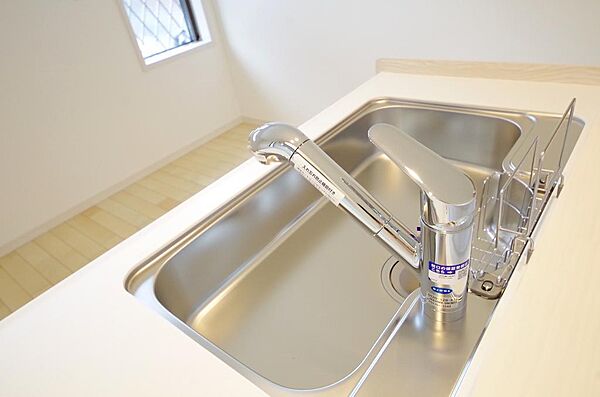レバー操作一つで水量、温度も調節可能です。また、蛇口には浄水カートリッジも内蔵可能です。