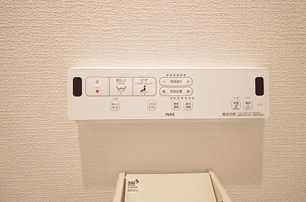 トイレでの洗浄、水量、水温などの機能はリモコンでラクに操作できます。人気の設備の一つです。