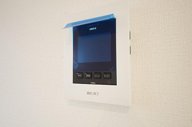 来訪者を映像と音声で確認可能なので、煩わしいセールスにも住戸内で対話可能です。