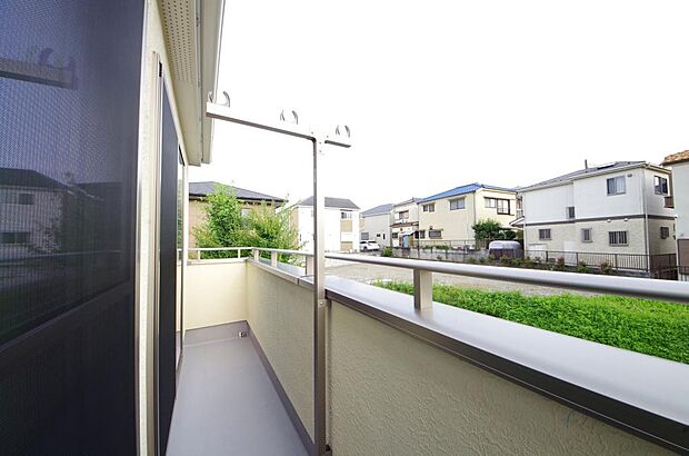 陽光あふれるバルコニーは、たくさんの光を浴びることができるのでお洗濯物やお布団もしっかり干せます。