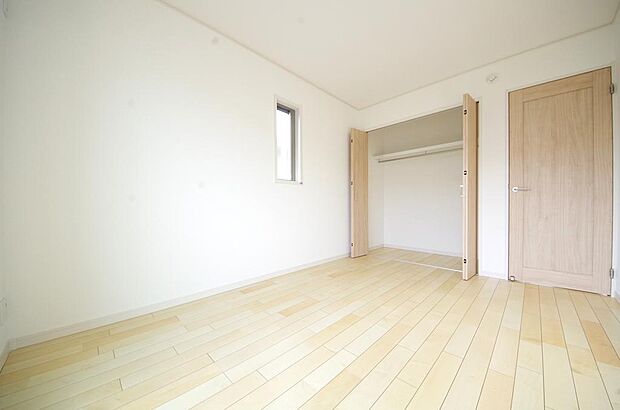 木の質感が優しい床材と豊富な収納が特徴的な、心に温かさを感じる内装です。