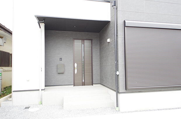 玄関はいわばその邸宅の顔です。だからこそ、迎賓のためにしつらえを細部まで施しました。