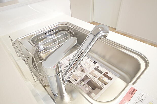 キッチンの水栓はホースが伸びますので、大きな鍋も楽に洗う事が出来ます。浄水器もビルトインです。