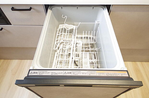 食器の出し入れがしやすいスライド収納タイプの食器洗い乾燥機です。また、節水効果にも優れています。