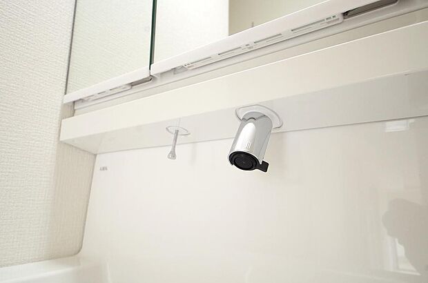 洗面台の給水口はホースが伸びるので朝シャン出来ます。シングルレバーでお湯の温度も楽々調整出来ます。