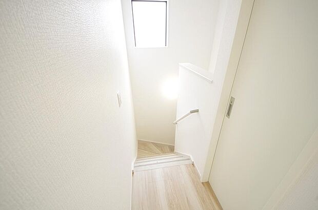 階段には手すりを標準装備することで、お子様やご高齢者の安全性にも配慮しております。