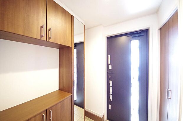 棚板が多く、沢山の靴が収納可能。棚板は稼働可能ですのでブーツやヒールの高い靴も収納でき便利です。