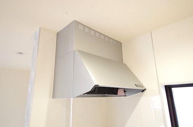 キッチン上部には、ブーツ型の照明付きのレンジフードが標準装備されております。