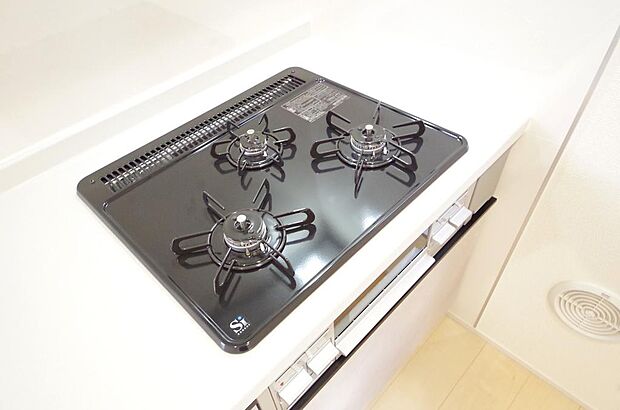 三ツ口コンロはSiセンサーが組み込まれています。長時間の使用の際にセンサーが自動でストップします。