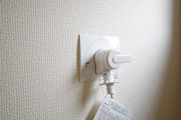 洗濯機用の給水口には蛇口ではなく、全自動洗濯機が設置できる専用の給水口が設置されております。