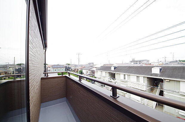 陽光あふれるバルコニーは、たくさんの光を浴びることができるのでお洗濯物やお布団もしっかり干せます。