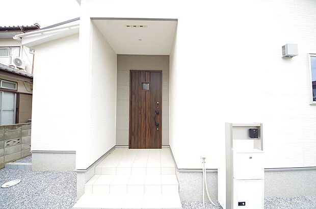 玄関はいわばその邸宅の顔です。だからこそ、迎賓のためにしつらえを細部まで施しました。