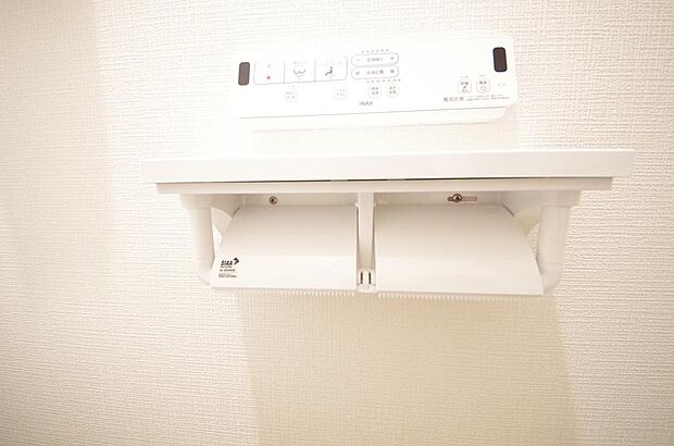 トイレ内のペーパーホルダーは、しっかりとした押さえ付き横型ダブルホルダーが標準装備されています。