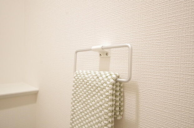 タオル掛け、これは必要です。標準装備されていますので、後から設置する手間も省けます。