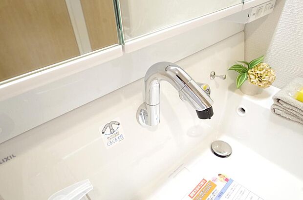 洗面台の給水口はホースが伸びるので朝シャン出来ます。シングルレバーでお湯の温度も楽々調整出来ます。