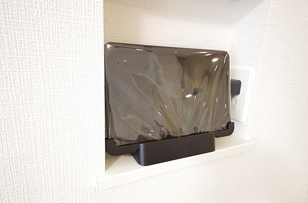 来訪者を映像と音声で確認可能なので、煩わしいセールスにも住戸内で対話可能です。