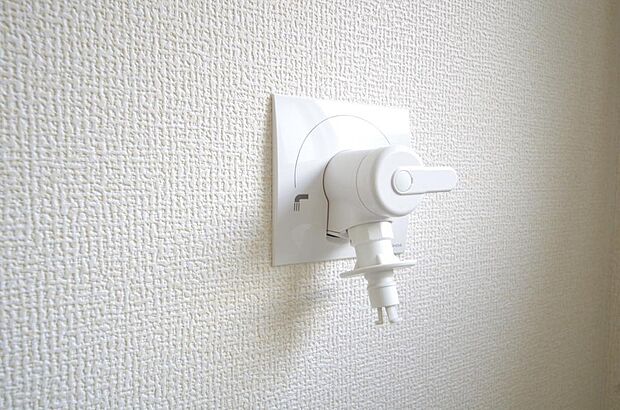 洗濯機用の給水口には蛇口ではなく、全自動洗濯機が設置できる専用の給水口が設置されております。