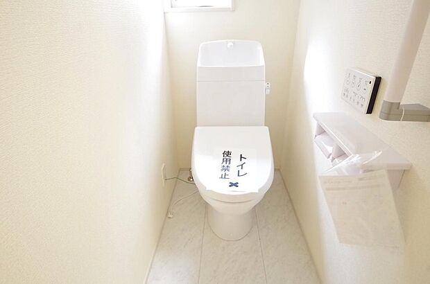 少ない水を有効に使って、汚れも効率よく洗浄します。便器は奥までふちのない掃除がしやすい形状です。