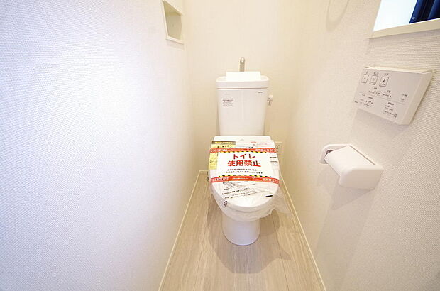 少ない水を有効に使って、汚れも効率よく洗浄します。便器は奥までふちのない掃除がしやすい形状です。