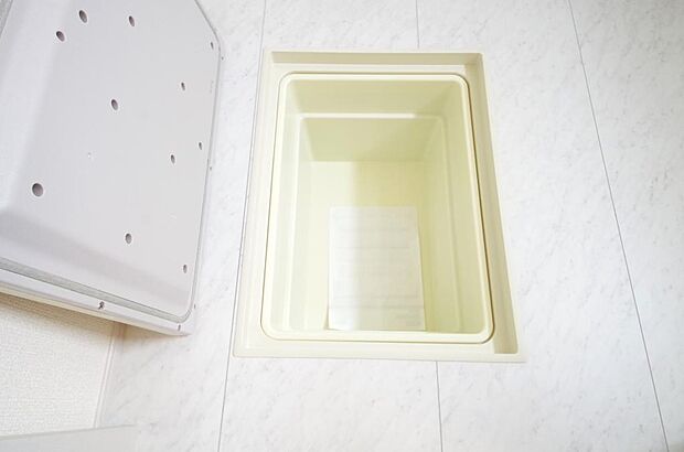 シャンプー リンス 洗剤 柔軟剤等のストックに便利です。空間を有効に利用した収納です。