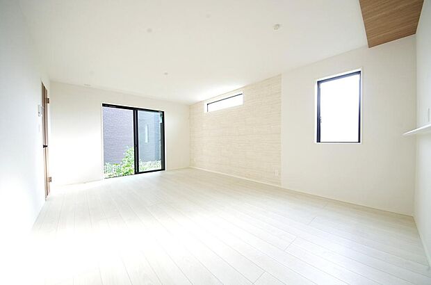 明るい陽光が差し込み開放的なリビング ダイニングを演出し、ゆとりある空間はご満足いただけます。