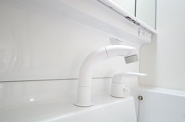 洗面台の給水口はホースが伸びるので朝シャン出来ます。シングルレバーでお湯の温度も楽々調整出来ます。