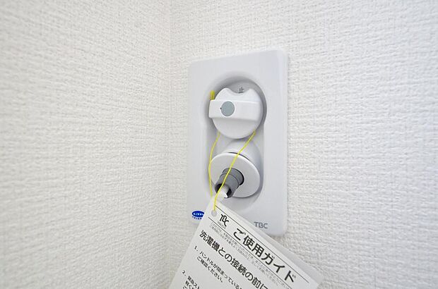 洗濯機用の給水口には蛇口ではなく、全自動洗濯機が設置できる専用の給水口が設置されております。