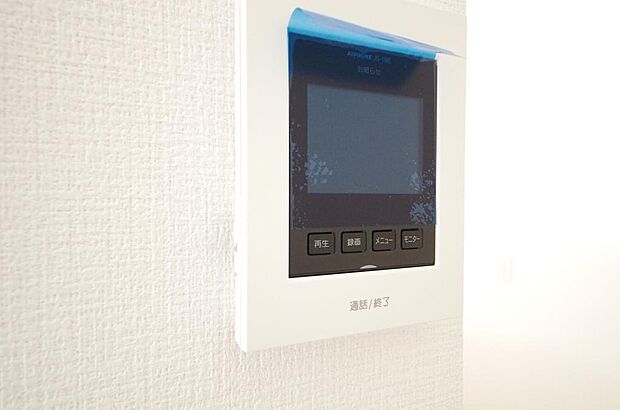 来訪者を映像と音声で確認可能なので、煩わしいセールスにも住戸内で対話可能です。