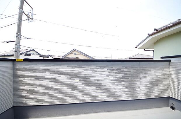 陽光あふれるバルコニーは、たくさんの光を浴びることができるのでお洗濯物やお布団もしっかり干せます。