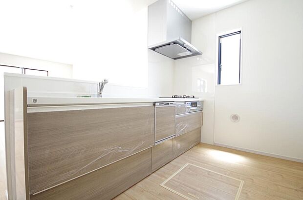 キッチンには耐久性が高く、お手入れも簡単で人工大理石トップを採用して、キッチンを優雅に演出しました。