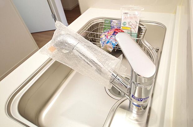 キッチンの水栓はホースが伸びますので、大きな鍋も楽に洗う事が出来ます。浄水器もビルトインです。