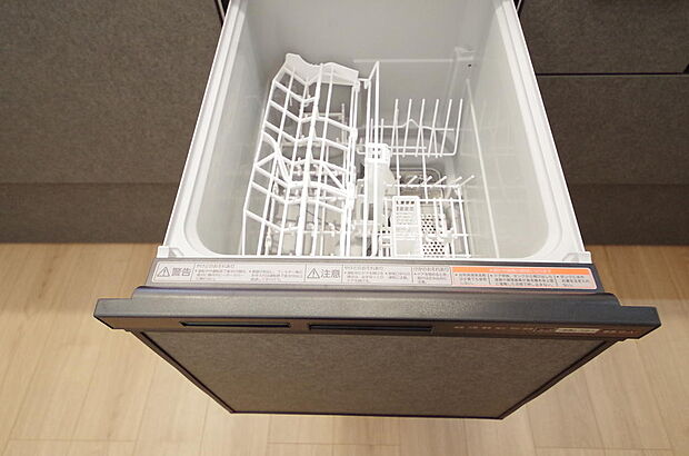食器の出し入れがしやすいスライド収納タイプの食器洗い乾燥機です。また、節水効果にも優れています。