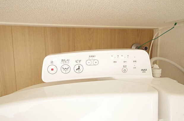 ウォシュレット機能 暖房便座は必需品です。1階 2階の両方のトイレに付いてます。