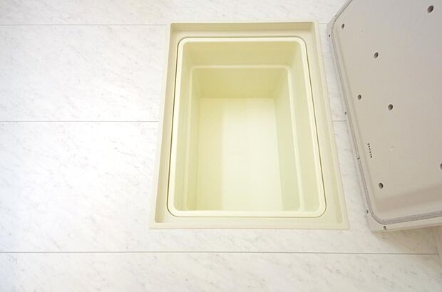 シャンプー リンス 洗剤 柔軟剤等のストックに便利です。空間を有効に利用した収納です。