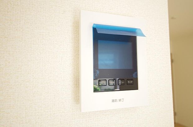来訪者を映像と音声で確認可能なので、煩わしいセールスにも住戸内で対話可能です。