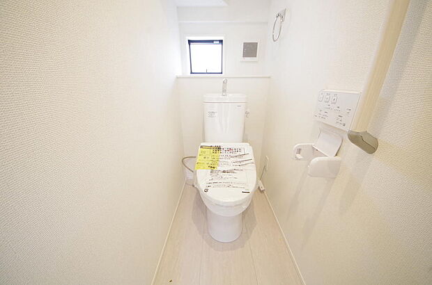 少ない水を有効に使って、汚れも効率よく洗浄します。便器は奥までふちのない掃除がしやすい形状です。