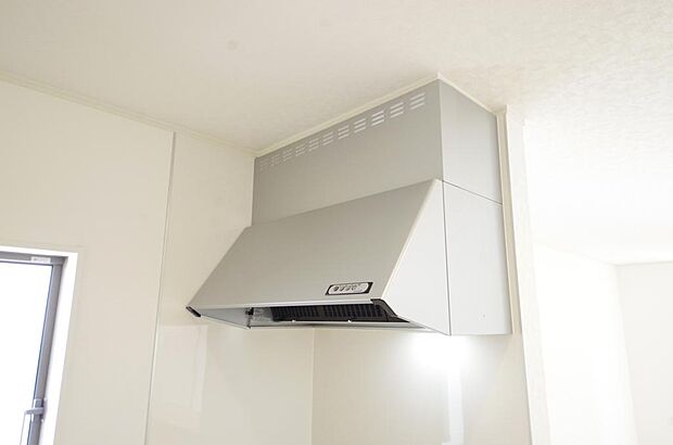 キッチン上部には、ブーツ型の照明付きのレンジフードが標準装備されております。
