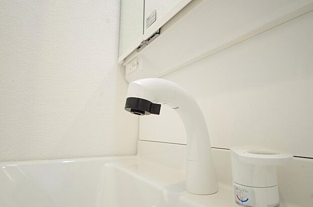 洗面台の給水口はホースが伸びるので朝シャン出来ます。シングルレバーでお湯の温度も楽々調整出来ます。