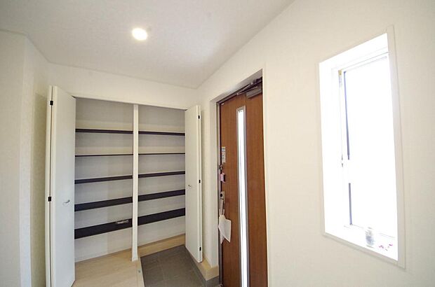 棚板が多く、沢山の靴が収納可能。棚板は稼働可能ですのでブーツやヒールの高い靴も収納でき便利です。