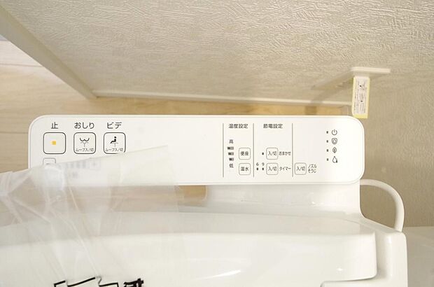 トイレでの洗浄、水量、水温などの機能はリモコンでラクに操作できます。人気の設備の一つです。