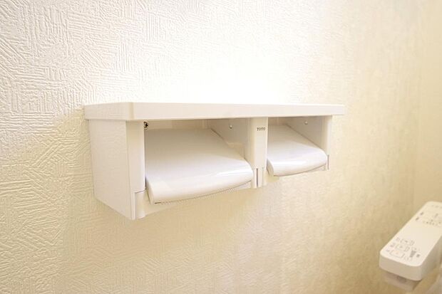 トイレ内のペーパーホルダーは、しっかりとした押さえ付き横型ダブルホルダーが標準装備されています。
