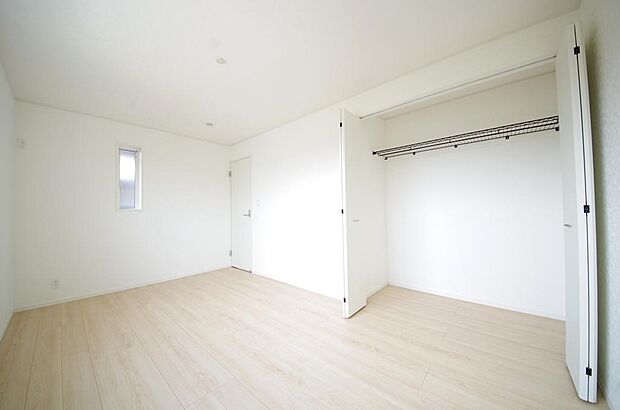 木の質感が優しい床材と豊富な収納が特徴的な、心に温かさを感じる内装です。