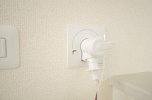 洗濯機用の給水口には蛇口ではなく、全自動洗濯機が設置できる専用の給水口が設置されております。